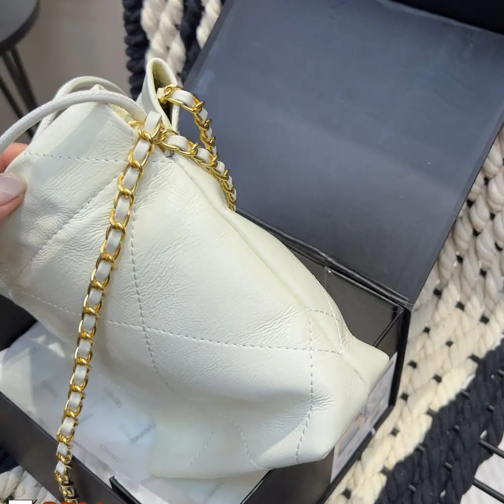 Chanel original single top layer lambskin mini Bin bag(图4)