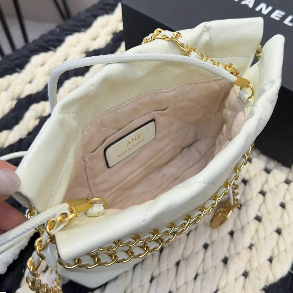 Chanel original single top layer lambskin mini Bin bag(图5)